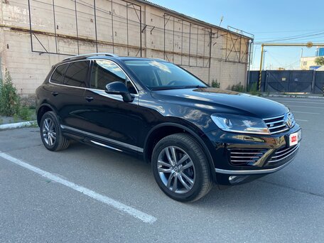 2017 Volkswagen Touareg II Рестайлинг, чёрный, 3900000 рублей, вид 1