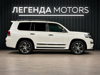 2020 Toyota Land Cruiser 200 Series Рестайлинг 2, белый, 7690000 рублей, вид 3