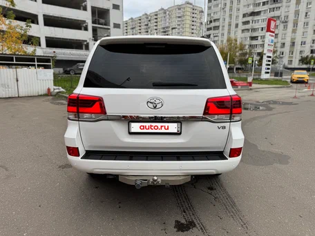 2015 Toyota Land Cruiser 200 Series Рестайлинг 2, белый, 5750000 рублей, вид 4