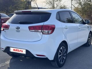 2015 Kia Rio III Рестайлинг, белый, 800000 рублей, вид 4