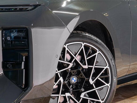 2026 BMW 7 серии 740 xDrive VII (G70) Рестайлинг, серый, 23990000 рублей - вид 6