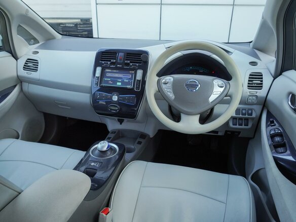 2011 Nissan Leaf (EM61) I (ZE0/AZE0), белый, 570000 рублей - вид 7