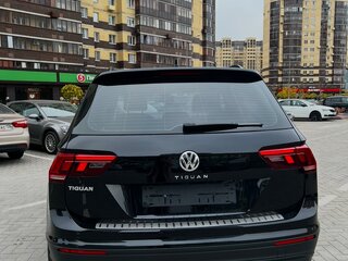 2020 Volkswagen Tiguan II, чёрный, 2630000 рублей, вид 2