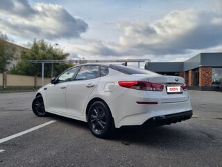 2020 Kia Optima IV Рестайлинг, белый, 1900000 рублей, вид 5