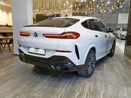 2022 BMW X6 40i III (G06), белый, 7825000 рублей, вид 5