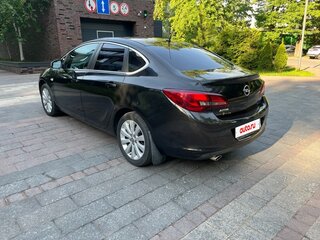 2014 Opel Astra J Рестайлинг, чёрный, 900000 рублей, вид 3