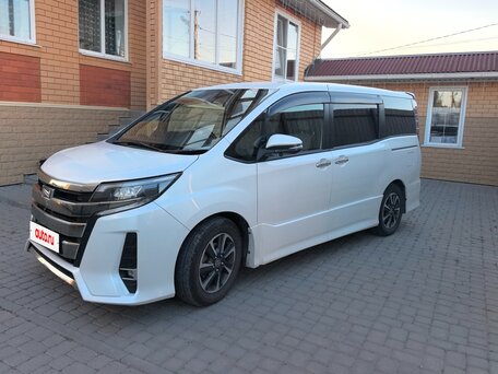 2018 Toyota Noah III (R80) Рестайлинг, белый, 2570000 рублей, вид 1