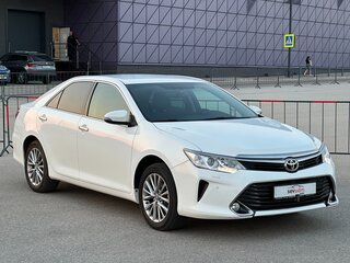 2016 Toyota Camry VII (XV50) Рестайлинг, белый, 2497000 рублей, вид 3