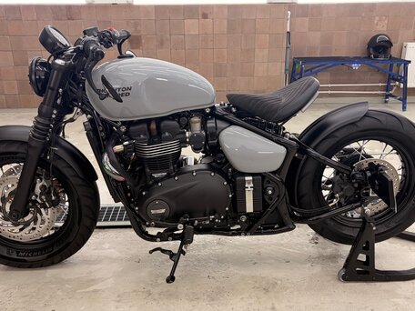 2021 Triumph Bonneville Bobber, серый, 1450000 рублей, вид 5