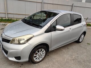 2011 Toyota Vitz III (XP130), серебристый, 645000 рублей, вид 1