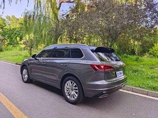 2023 Volkswagen Touareg III, серый, 5845000 рублей, вид 5