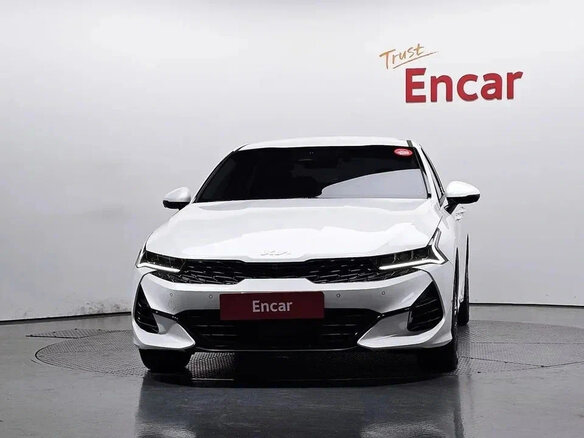 2023 Kia K5 III Рестайлинг, белый, 2400000 рублей - вид 1