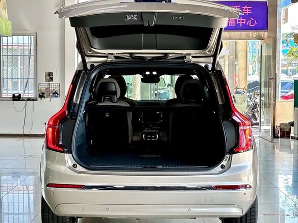 2025 Volvo XC90 B6 II Рестайлинг 2, серебристый, 7774537 рублей - вид 6