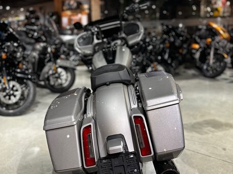 2023 Harley-Davidson CVO Road Glide, серый, 4900000 рублей, вид 4