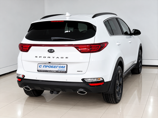 2021 Kia Sportage IV Рестайлинг, белый, 2600000 рублей, вид 4