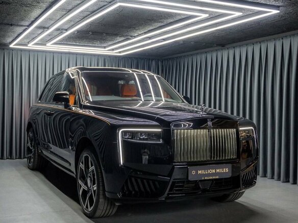 2026 Rolls-Royce Cullinan Black Badge I Рестайлинг (Series II), чёрный, 64990000 рублей - вид 2