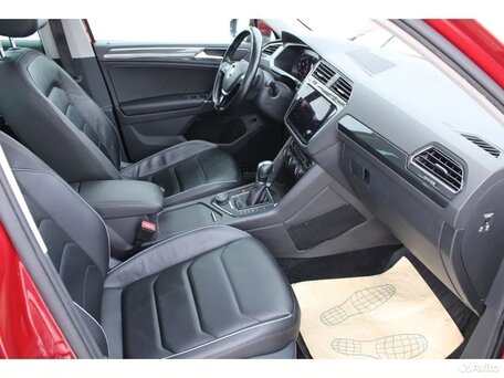 2018 Volkswagen Tiguan II, пурпурный, 2200000 рублей, вид 4