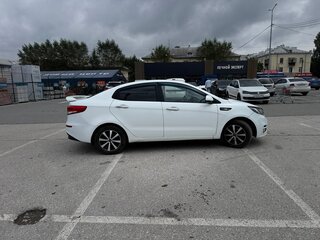 2017 Kia Rio III Рестайлинг, белый, 780000 рублей, вид 5