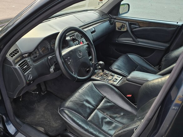 1999 Mercedes-Benz E-Класс 320 II (W210, S210) Рестайлинг, чёрный, 600000 рублей - вид 5