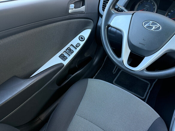 2012 Hyundai Solaris I, белый, 659900 рублей - вид 15