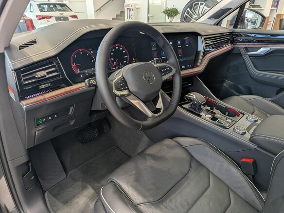 2026 Volkswagen Touareg III Рестайлинг, серый, 12490000 рублей - вид 14