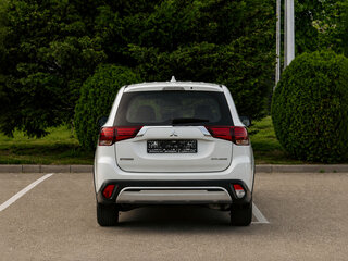 2021 Mitsubishi Outlander III Рестайлинг 3, белый, 1995000 рублей, вид 4
