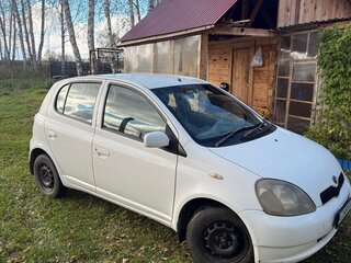 2001 Toyota Vitz I (P10), белый, 350000 рублей, вид 4