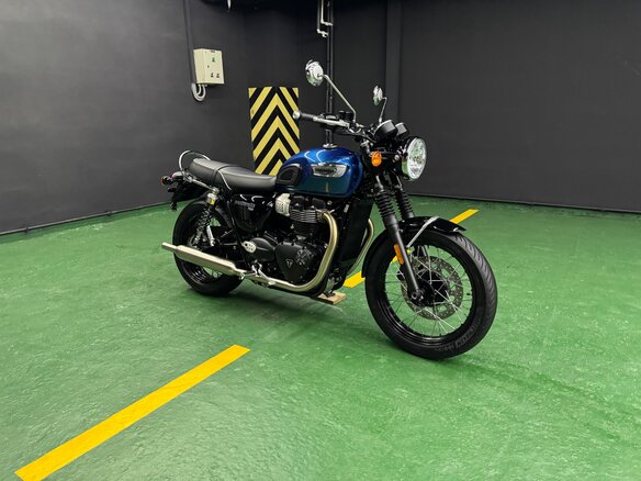 2023 Triumph Bonneville T100, синий, 1075000 рублей - вид 3