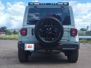 2023 Jeep Wrangler 4xe IV (JL) Рестайлинг, серебристый, 3950000 рублей, вид 2