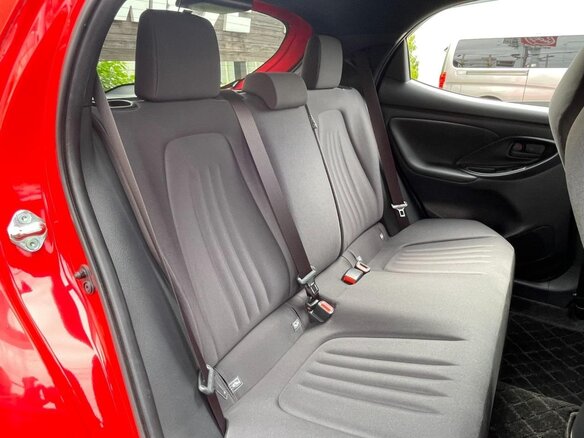 2023 Toyota Yaris IV, красный, 1073000 рублей - вид 22