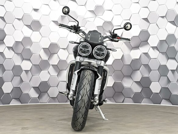 2021 Triumph Rocket 3, чёрный, 1699000 рублей - вид 4