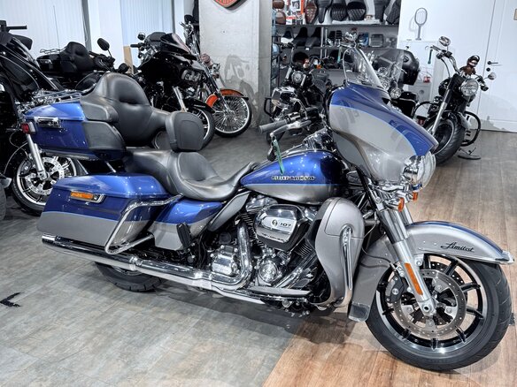 2017 Harley-Davidson Electra Glide, серебристый, 1799000 рублей - вид 2