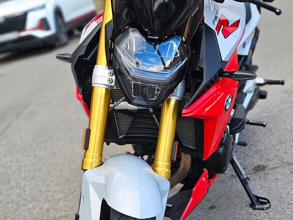 2021 BMW F 900 R, чёрный, 1080000 рублей - вид 2