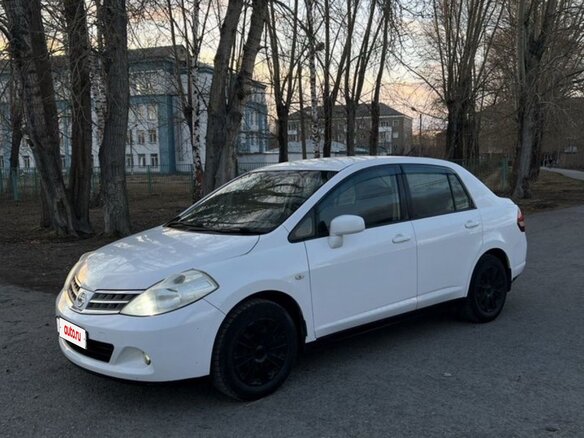 2010 Nissan Tiida I Рестайлинг, белый, 570000 рублей - вид 2