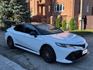 2019 Toyota Camry VIII (XV70), белый, 1773000 рублей, вид 1