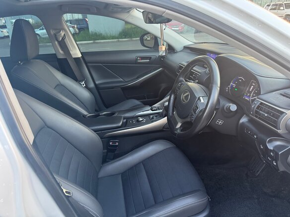 2018 Lexus IS 300h III Рестайлинг, белый, 2490000 рублей - вид 9