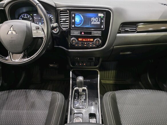 2019 Mitsubishi Outlander III Рестайлинг 3, белый - вид 20