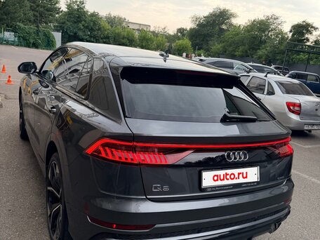 2019 Audi Q8 55 TFSI I (4M), серый, 6099000 рублей, вид 5