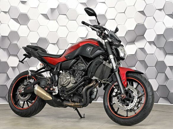 2016 Yamaha MT-07 (FZ-07), красный, 649000 рублей