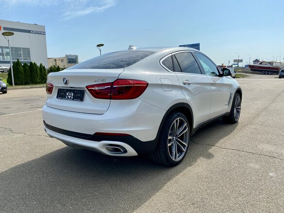 2017 BMW X6 30d II (F16), белый, 4850000 рублей - вид 3