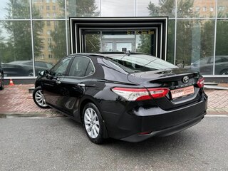 2021 Toyota Camry VIII (XV70), чёрный, 2185000 рублей, вид 3