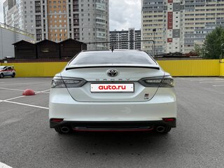 2022 Toyota Camry VIII (XV70) Рестайлинг, белый, 3700000 рублей, вид 5
