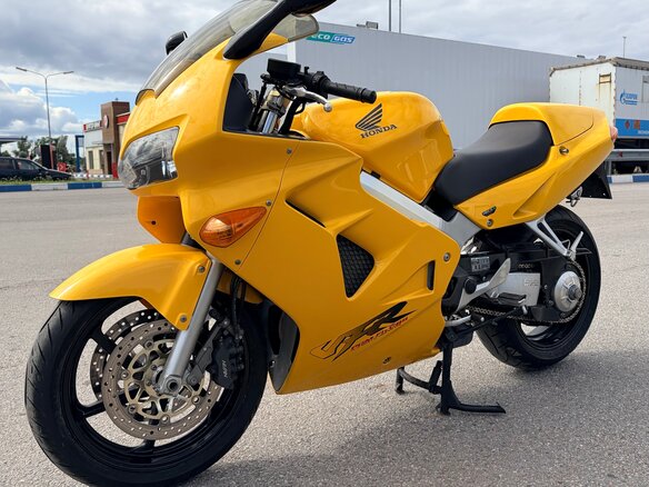 1999 Honda VFR 800, жёлтый - вид 1