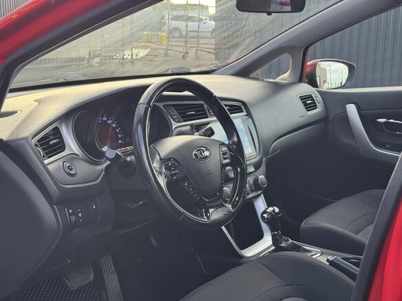 2015 Kia Ceed II Рестайлинг, красный, 1183000 рублей - вид 9