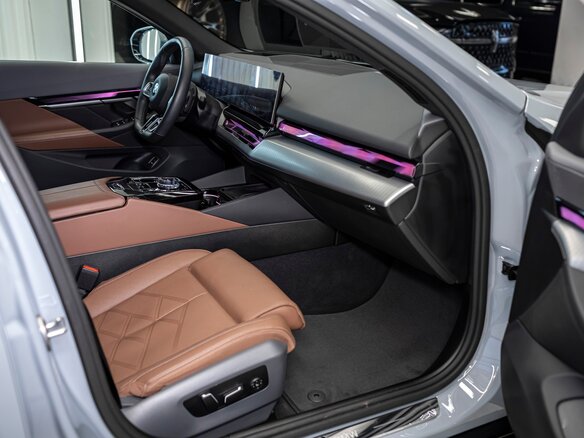 2024 BMW 5 серии 530i xDrive VIII (G60/G61/G68), серый, 7900000 рублей - вид 10