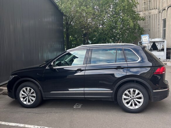 2021 Volkswagen Tiguan II Рестайлинг, чёрный, 2450000 рублей - вид 1