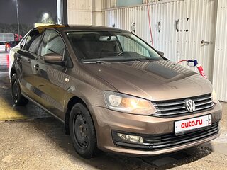 2017 Volkswagen Polo V Рестайлинг, коричневый, 625000 рублей, вид 4