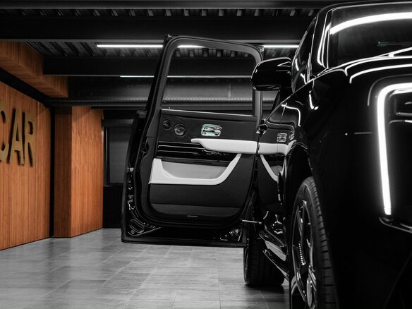 2026 Rolls-Royce Cullinan Black Badge I Рестайлинг (Series II), чёрный, 70000000 рублей - вид 24