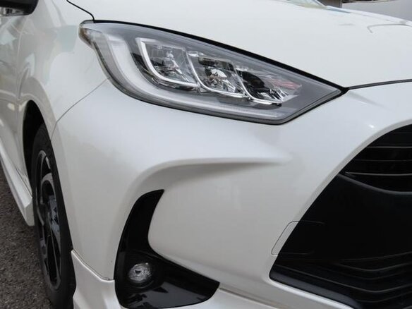 2023 Toyota Yaris IV, белый, 1150400 рублей - вид 37