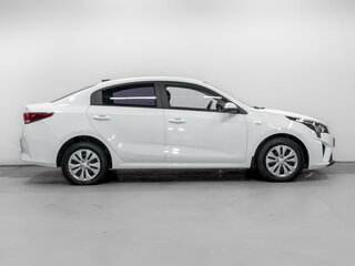 2021 Kia Rio IV Рестайлинг, белый, 1710000 рублей, вид 4